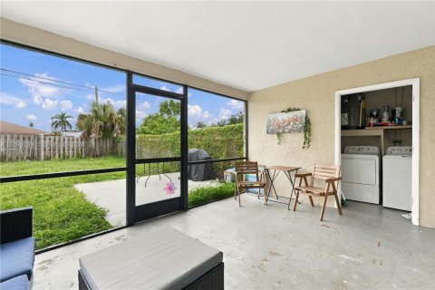 Villa ou maison à louer à Cape Coral, Floride: 2 chambres № 2388059 - photo 13