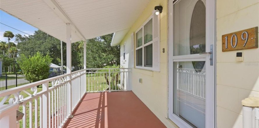 Commercial property in Edgewater, Florida 114.27 sq.m. № 2393410
