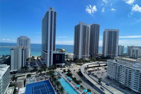 Condo in Hollywood, Florida, 2 bedrooms  № 1756474 - photo 1