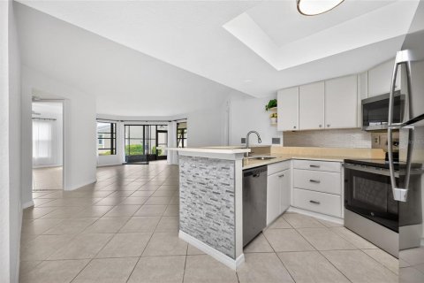 Condo in Punta Gorda, Florida, 2 bedrooms № 2103536 - photo 5