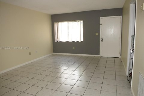 Condominio en alquiler en Miami, Florida, 3 dormitorios, 96.62 m2 № 1965377 - foto 2