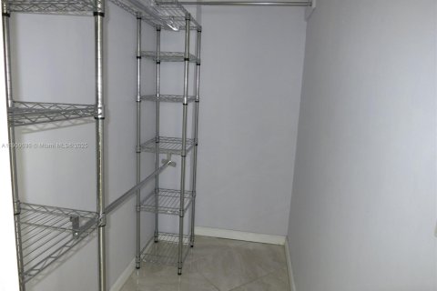 Condominio en alquiler en Miami, Florida, 3 dormitorios, 96.62 m2 № 1965377 - foto 12