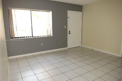 Condominio en alquiler en Miami, Florida, 3 dormitorios, 96.62 m2 № 1965377 - foto 3