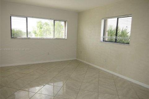 Condominio en alquiler en Miami, Florida, 3 dormitorios, 96.62 m2 № 1965377 - foto 11