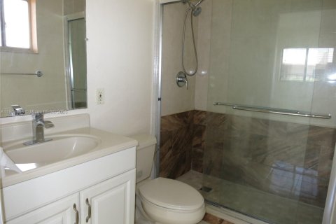 Condominio en alquiler en Miami, Florida, 3 dormitorios, 96.62 m2 № 1965377 - foto 10