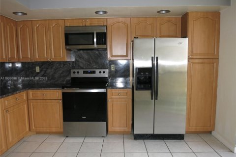 Condominio en alquiler en Miami, Florida, 3 dormitorios, 96.62 m2 № 1965377 - foto 5