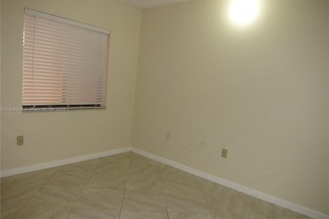 Condominio en alquiler en Miami, Florida, 3 dormitorios, 96.62 m2 № 1965377 - foto 16