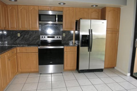 Condominio en alquiler en Miami, Florida, 3 dormitorios, 96.62 m2 № 1965377 - foto 4