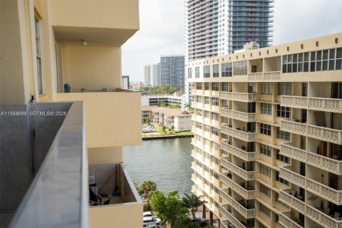 Condominio en alquiler en Hallandale Beach, Florida, 2 dormitorios, 102.19 m2 № 2054775 - foto 9