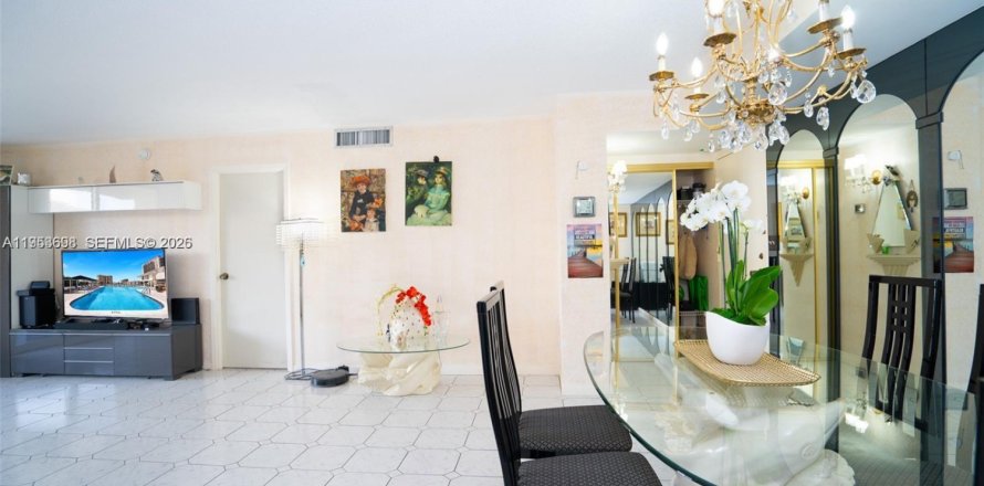 Condominio en Hallandale Beach, Florida, 2 dormitorios  № 2054775