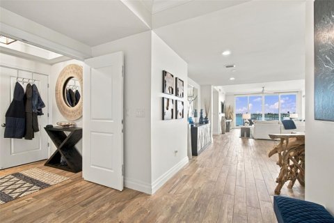 Condo in Tierra Verde, Florida, 3 bedrooms № 2403349 - photo 8