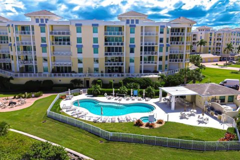 Condo in Tierra Verde, Florida, 3 bedrooms № 2403349 - photo 3