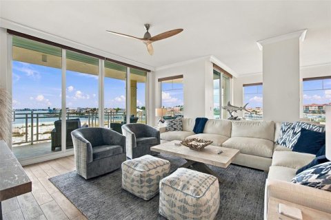 Condo in Tierra Verde, Florida, 3 bedrooms № 2403349 - photo 22