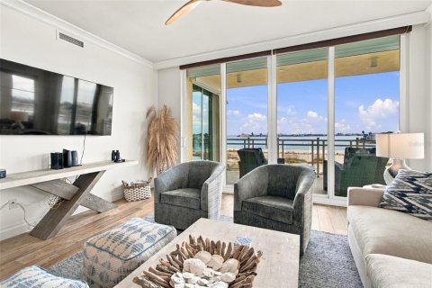 Condo in Tierra Verde, Florida, 3 bedrooms № 2403349 - photo 24