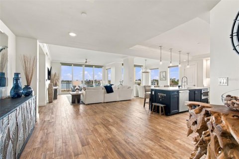 Condo in Tierra Verde, Florida, 3 bedrooms № 2403349 - photo 9