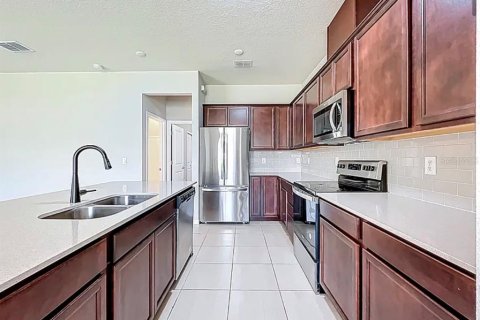 House in Clermont, Florida 5 bedrooms, 243.59 sq.m. № 2106984 - photo 3