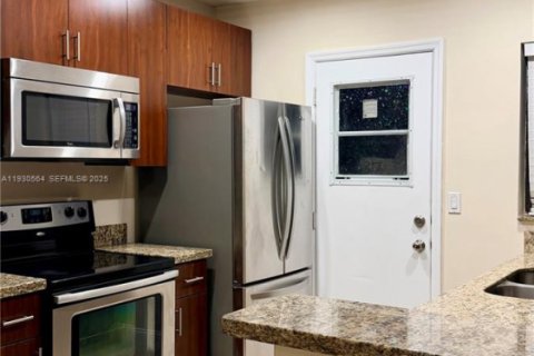 Casa en alquiler en Fort Lauderdale, Florida, 2 dormitorios, 144.37 m2 № 1989880 - foto 3