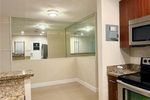 Casa en alquiler en Fort Lauderdale, Florida, 2 dormitorios, 144.37 m2 № 1989880 - foto 2