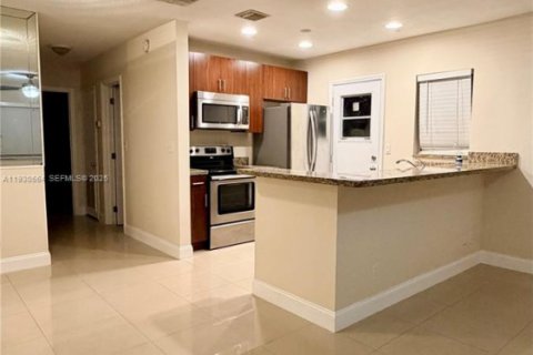 Casa en alquiler en Fort Lauderdale, Florida, 2 dormitorios, 144.37 m2 № 1989880 - foto 4