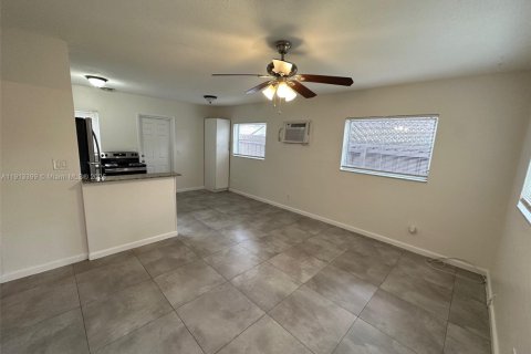 House in Fort Lauderdale, Florida 1 bedroom, 116.96 sq.m. № 1969455 - photo 2