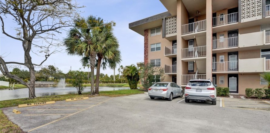 Condominio en Lauderdale Lakes, Florida, 2 dormitorios  № 2043699