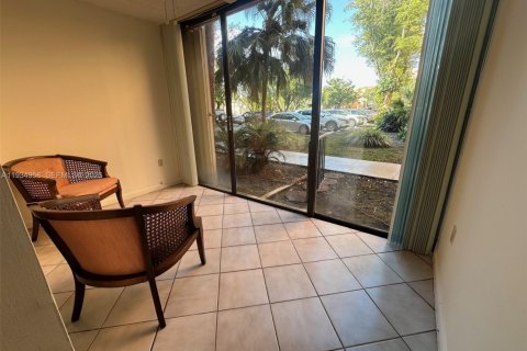 Condominio en alquiler en Miami, Florida, 2 dormitorios, 87.89 m2 № 1993119 - foto 1