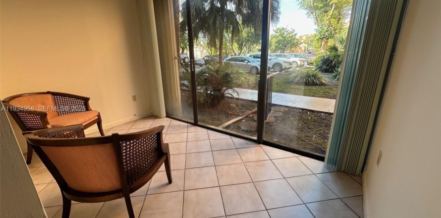 Condominio en Miami, Florida, 2 dormitorios  № 1993119