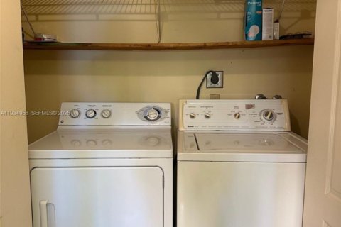 Condominio en alquiler en Miami, Florida, 2 dormitorios, 87.89 m2 № 1993119 - foto 15