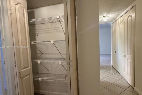 Condominio en alquiler en Miami, Florida, 2 dormitorios, 87.89 m2 № 1993119 - foto 13