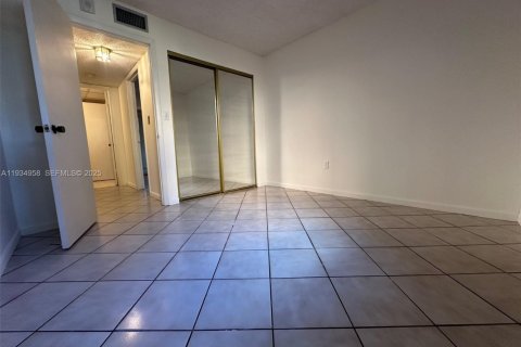 Condominio en alquiler en Miami, Florida, 2 dormitorios, 87.89 m2 № 1993119 - foto 11