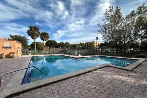 Condominio en alquiler en Miami, Florida, 2 dormitorios, 87.89 m2 № 1993119 - foto 16