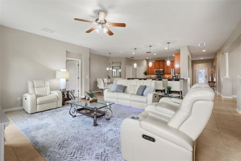 House in Kissimmee, Florida 5 bedrooms, 341.88 sq.m. № 2204132 - photo 10