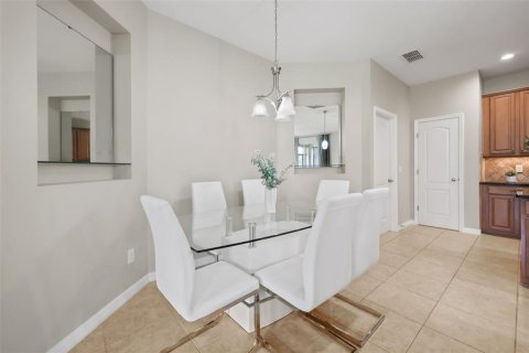 House in Kissimmee, Florida 5 bedrooms, 341.88 sq.m. № 2204132 - photo 14