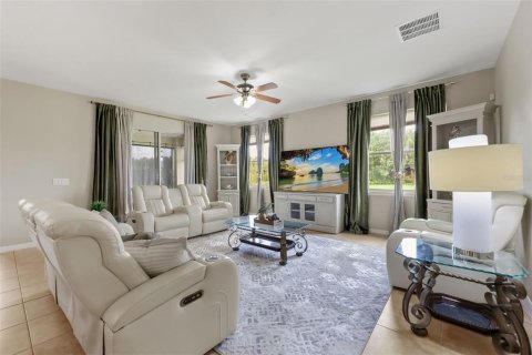 House in Kissimmee, Florida 5 bedrooms, 341.88 sq.m. № 2204132 - photo 8