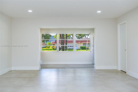 House in Lake Worth, Florida 2 bedrooms, 95.13 sq.m. № 1887222 - photo 9