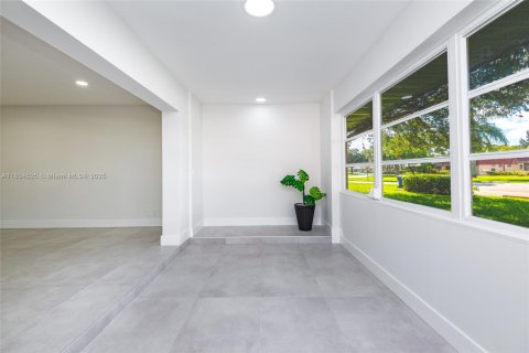 House in Lake Worth, Florida 2 bedrooms, 95.13 sq.m. № 1887222 - photo 13