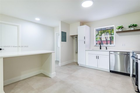 House in Lake Worth, Florida 2 bedrooms, 95.13 sq.m. № 1887222 - photo 5