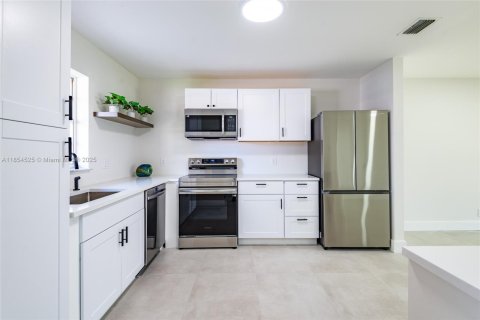 House in Lake Worth, Florida 2 bedrooms, 95.13 sq.m. № 1887222 - photo 2