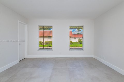 House in Lake Worth, Florida 2 bedrooms, 95.13 sq.m. № 1887222 - photo 15