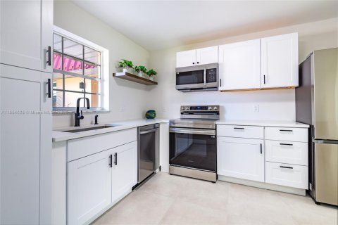 House in Lake Worth, Florida 2 bedrooms, 95.13 sq.m. № 1887222 - photo 3