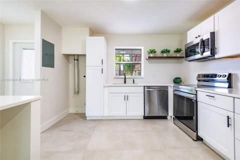 House in Lake Worth, Florida 2 bedrooms, 95.13 sq.m. № 1887222 - photo 4