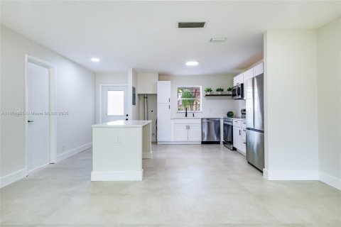 House in Lake Worth, Florida 2 bedrooms, 95.13 sq.m. № 1887222 - photo 7
