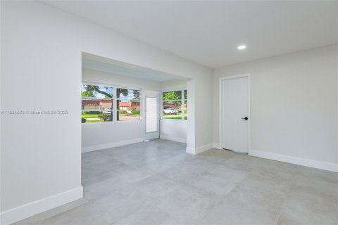 House in Lake Worth, Florida 2 bedrooms, 95.13 sq.m. № 1887222 - photo 12