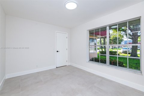 House in Lake Worth, Florida 2 bedrooms, 95.13 sq.m. № 1887222 - photo 23