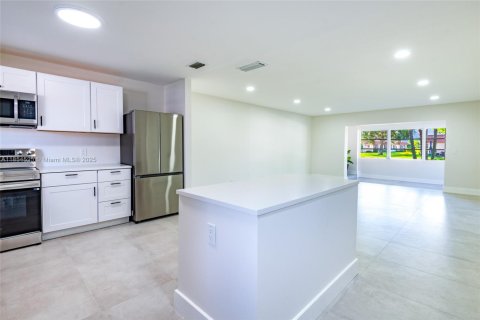 House in Lake Worth, Florida 2 bedrooms, 95.13 sq.m. № 1887222 - photo 1