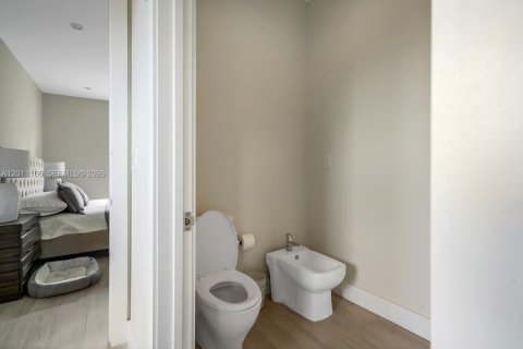 Touwnhouse à louer à Miami, Floride: 4 chambres, 231.33 m2 № 2076675 - photo 23