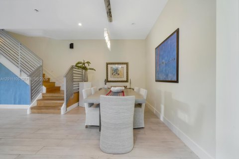 Touwnhouse à louer à Miami, Floride: 4 chambres, 231.33 m2 № 2076675 - photo 8