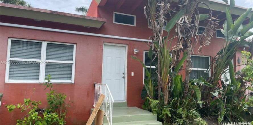 Townhouse in Miami, Florida 2 bedrooms, 74.32 sq.m. № 2087203