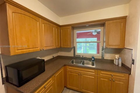 Townhouse in Miami, Florida 2 bedrooms, 74.32 sq.m. № 2087203 - photo 13