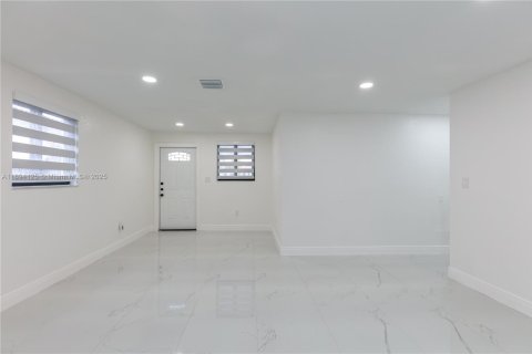 Villa ou maison à louer à Miami, Floride: 2 chambres, 116.13 m2 № 1954637 - photo 13